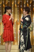 左より綾瀬はるか、島津亜矢。