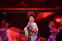 乃木坂46をバックに歌う藤あや子。