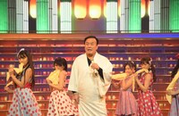 NMB48をバックに歌う細川たかし。