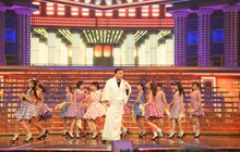 NMB48をバックに歌う細川たかし。