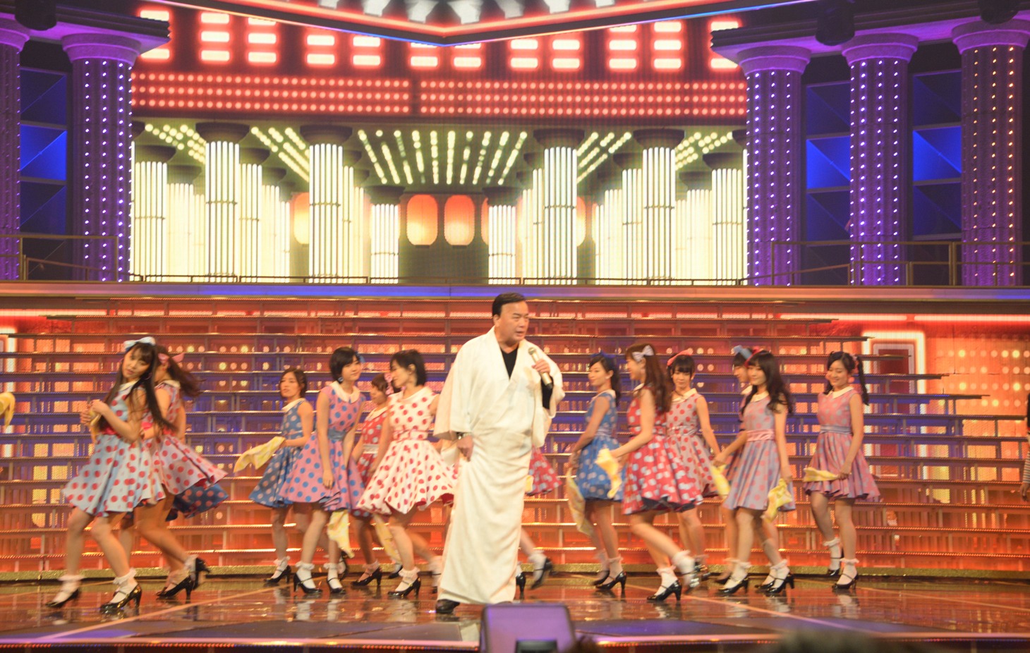 NMB48をバックに歌う細川たかし。