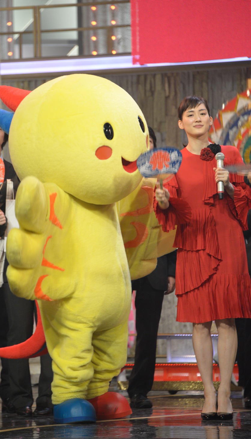 関ジャニ∞のパフォーマンスに参加したはばタン（左）と綾瀬はるか（右）。