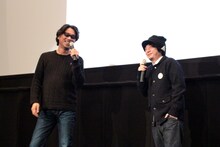 電気グルーヴについて語る天久聖一（左）と渋谷直角（右）。(c)2015 DENKI GROOVE THE MOVIE? PROJECT