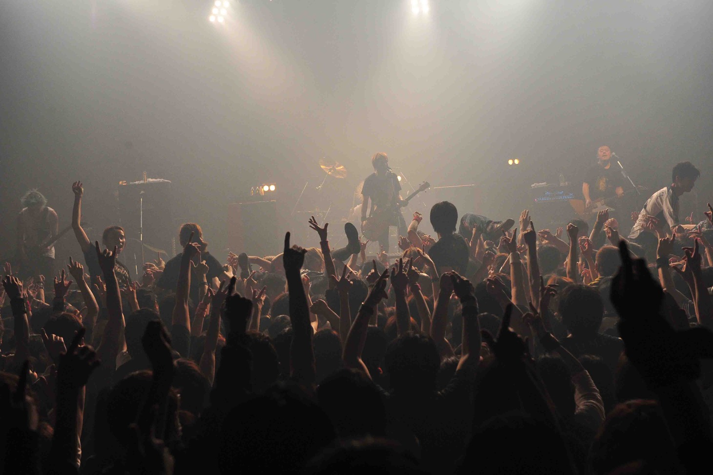「J LIVE TOUR 2015～2016 -light up the eternal flames-」東京・TSUTAYA O-EAST公演の様子。（Photo by MASA）