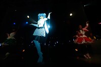 「ミス・モノクローム クリスマスライブ ～Black or White Xmas～」の様子。（写真提供：STARCHILD）