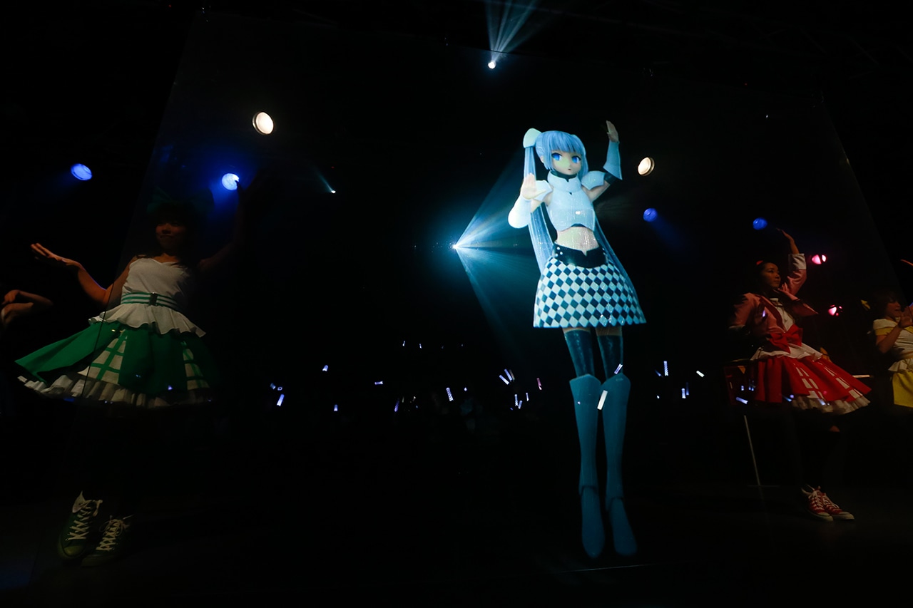 「ミス・モノクローム クリスマスライブ ～Black or White Xmas～」の様子。（写真提供：STARCHILD）