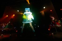 「ミス・モノクローム クリスマスライブ ～Black or White Xmas～」の様子。（写真提供：STARCHILD）