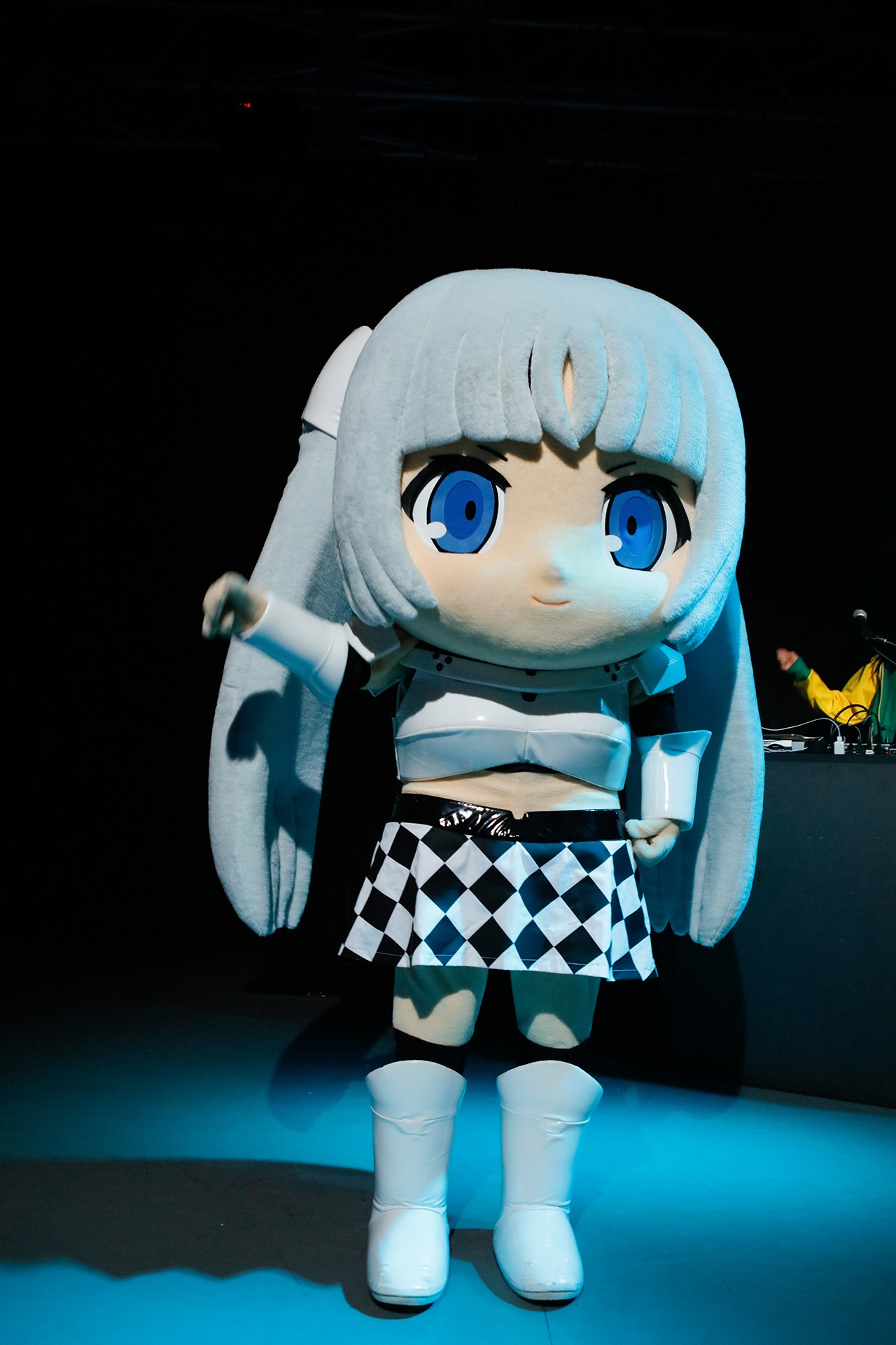 ライブ序盤に登場したミス・モノクロームの着ぐるみ。（写真提供：STARCHILD）