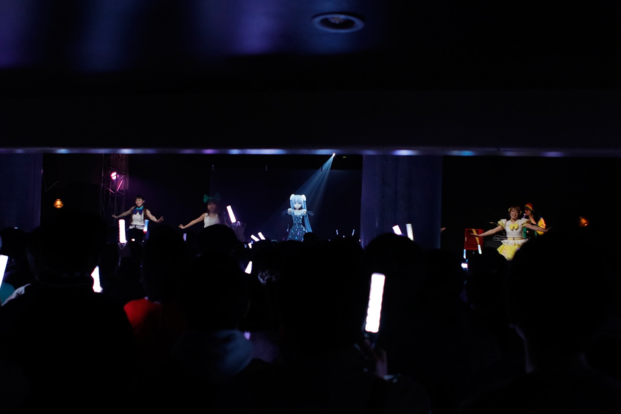 「ミス・モノクローム クリスマスライブ ～Black or White Xmas～」の様子。（写真提供：STARCHILD）