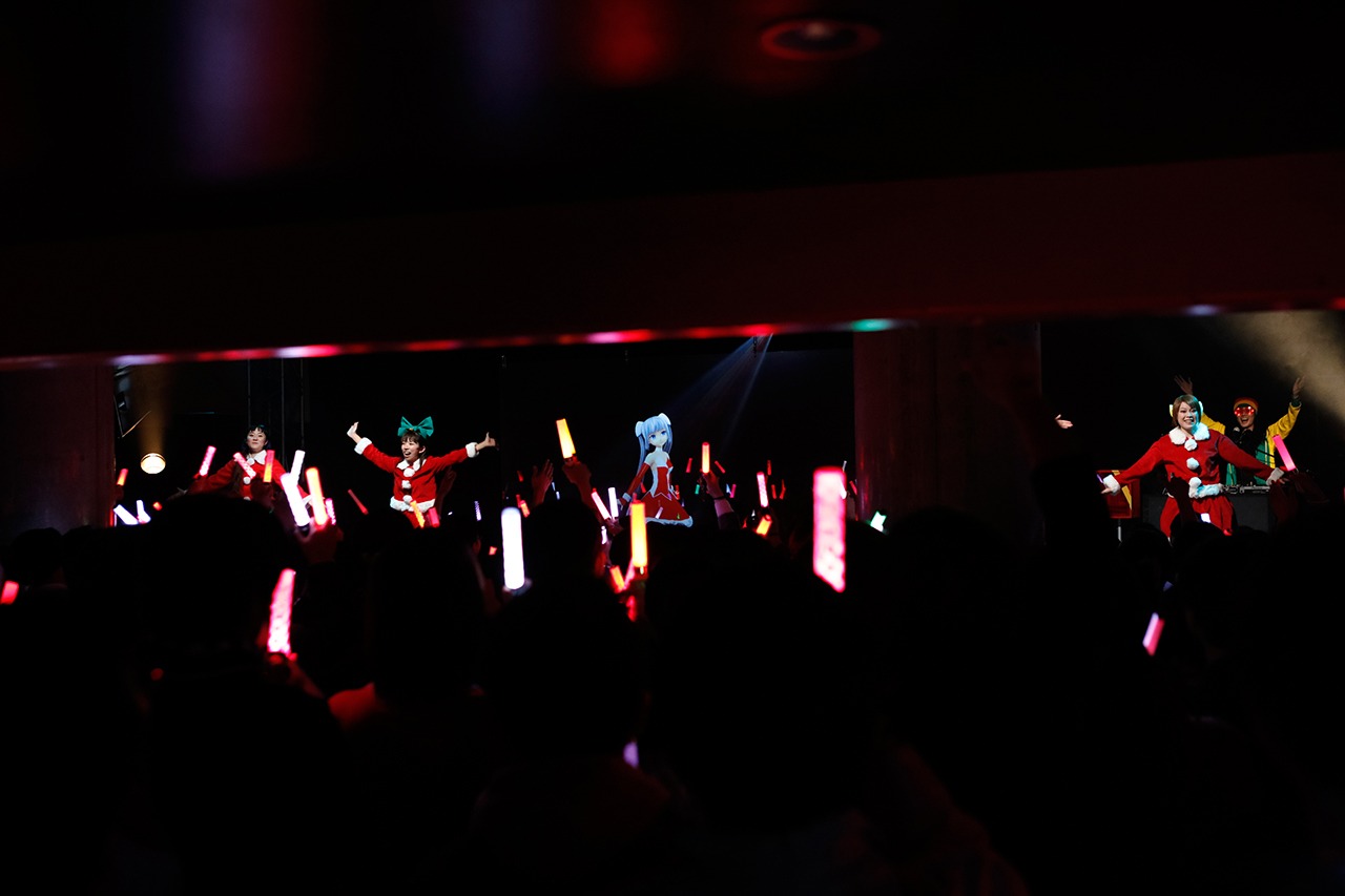 「ミス・モノクローム クリスマスライブ ～Black or White Xmas～」の様子。（写真提供：STARCHILD）