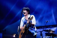 熱いMCでも会場を沸かせた山村隆太（Vo）。（撮影：上飯坂一）