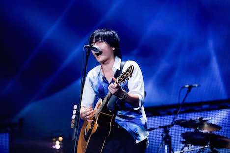 熱いMCでも会場を沸かせた山村隆太(Vo)。(撮影:上飯坂一)