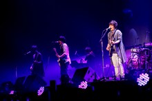 「flumpool COUNTDOWN LIVE 2015→2016『ヒツジの皮を被ったサルたちの歌合戦』」12月30日公演の様子。（撮影：上飯坂一）