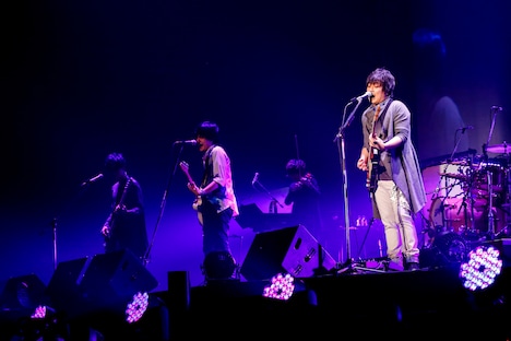 「flumpool COUNTDOWN LIVE 2015→2016『ヒツジの皮を被ったサルたちの歌合戦』」12月30日公演の様子。(撮影:上飯坂一)