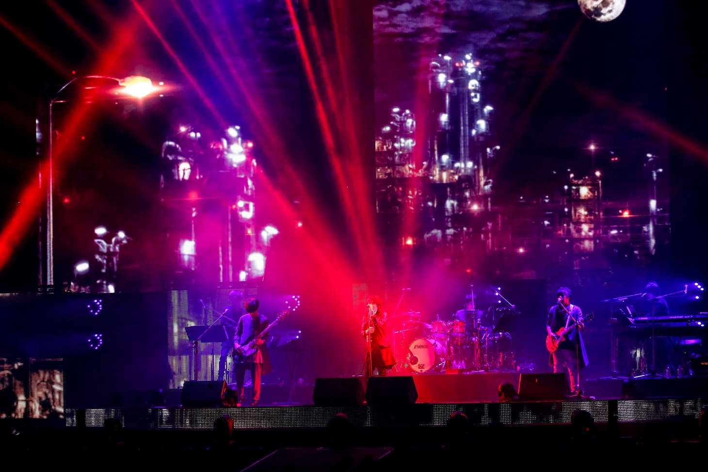 「flumpool COUNTDOWN LIVE 2015→2016『ヒツジの皮を被ったサルたちの歌合戦』」12月30日公演の様子。（撮影：上飯坂一）