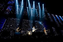 「flumpool COUNTDOWN LIVE 2015→2016『ヒツジの皮を被ったサルたちの歌合戦』」12月30日公演の様子。（撮影：上飯坂一）