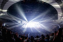 「flumpool COUNTDOWN LIVE 2015→2016『ヒツジの皮を被ったサルたちの歌合戦』」12月30日公演の様子。（撮影：上飯坂一）