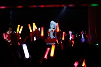 「White Xmas」を歌うミス・モノクローム。（写真提供：STARCHILD）