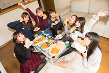 干支の猿にちなんでサルサソースをタコスにかけて食べるPASSPO☆。