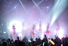 「東京パフォーマンスドール@CBGK!! ～ダンスサミット ネイキッド 2015冬-2016新春～ 第4クール」ファイナル公演の様子。（写真提供：EPICレコードジャパン）