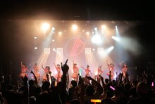 「東京パフォーマンスドール@CBGK!! ～ダンスサミット ネイキッド 2015冬-2016新春～ 第4クール」ファイナル公演の様子。（写真提供：EPICレコードジャパン）