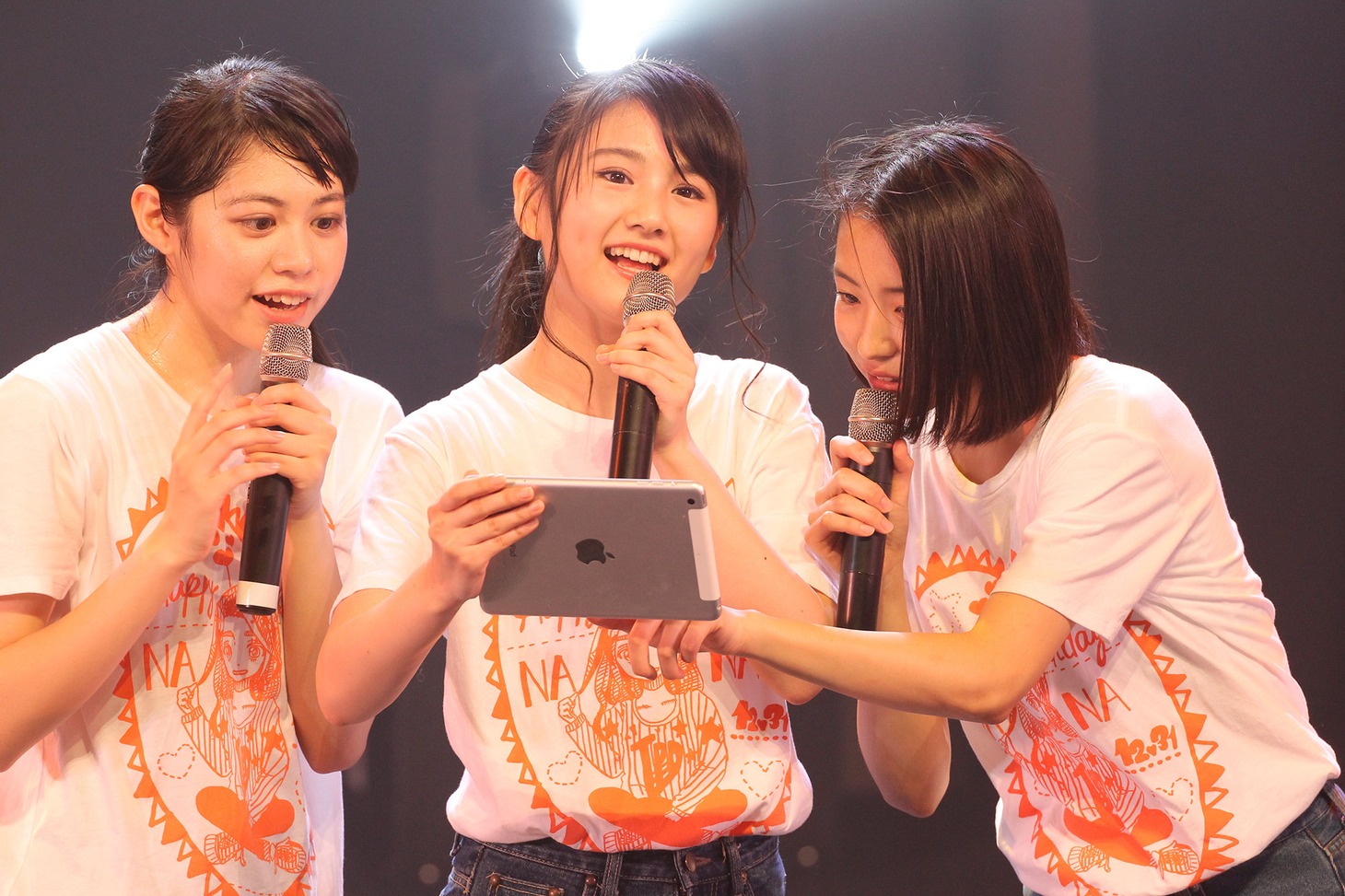 左から飯田桜子、櫻井紗季、浜崎香帆。（写真提供：EPICレコードジャパン）