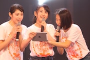 左から飯田桜子、櫻井紗季、浜崎香帆。(写真提供:EPICレコードジャパン)
