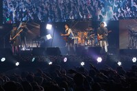 「flumpool COUNTDOWN LIVE 2015→2016『ヒツジの皮を被ったサルたちの歌合戦』」2日目公演の様子。（撮影：増田慶）