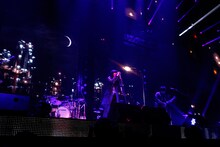 「flumpool COUNTDOWN LIVE 2015→2016『ヒツジの皮を被ったサルたちの歌合戦』」2日目公演の様子。（撮影：増田慶）