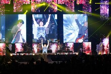 「flumpool COUNTDOWN LIVE 2015→2016『ヒツジの皮を被ったサルたちの歌合戦』」2日目公演の様子。（撮影：増田慶）