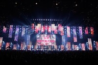 「flumpool COUNTDOWN LIVE 2015→2016『ヒツジの皮を被ったサルたちの歌合戦』」2日目公演の様子。（撮影：増田慶）