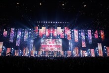 「flumpool COUNTDOWN LIVE 2015→2016『ヒツジの皮を被ったサルたちの歌合戦』」2日目公演の様子。（撮影：増田慶）