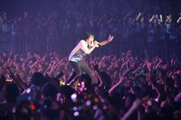 「flumpool COUNTDOWN LIVE 2015→2016『ヒツジの皮を被ったサルたちの歌合戦』」2日目公演の様子。（撮影：増田慶）