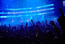 「COUNTDOWN JAPAN 15/16」で「ray」を披露するBUMP OF CHICKEN。（Photo by Yoshiharu Ota）