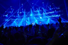 「COUNTDOWN JAPAN 15/16」で「ray」を披露するBUMP OF CHICKEN。（Photo by Yoshiharu Ota）