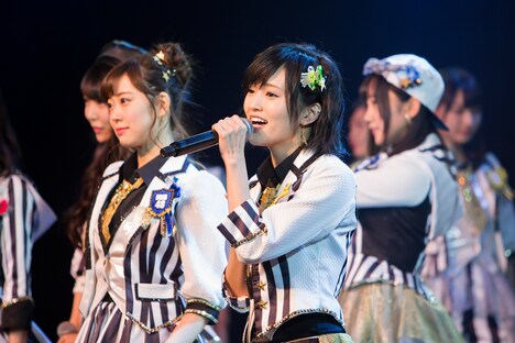 「道頓堀よ、泣かせてくれ!」を歌うNMB48。