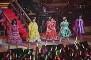 4位は「エビ反りジャンプであけおめ!ももクロ、にぎやか年越し6時間ライブ」より、ももいろクローバーZ「第一回ゆく桃くる桃『笑顔ある未来』」での年越しの瞬間の様子。(Photo by HAJIME KAMIIISAKA)