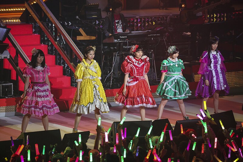 4位は「エビ反りジャンプであけおめ!ももクロ、にぎやか年越し6時間ライブ」より、ももいろクローバーZ「第一回ゆく桃くる桃『笑顔ある未来』」での年越しの瞬間の様子。(Photo by HAJIME KAMIIISAKA)
