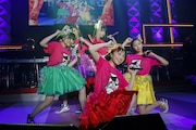 8位は「エビ反りジャンプであけおめ!ももクロ、にぎやか年越し6時間ライブ」より、ももいろクローバーZ。(Photo by HAJIME KAMIIISAKA)