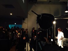 SUGIZOのアーティスト写真撮影の様子。