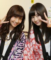「SKE48 忘れられない大忘年会2015」で司会を務めた柴田阿弥（左）と江籠優奈（右）。 (c)AKS
