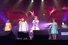 「ボンキュボン」でコラボした渡辺直美（中央左）とMINMI（中央右）（写真提供：UNIVERSAL J）