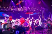 9位は「浜崎あゆみカウントダウンに小室哲哉&浦田直也がサプライズ出演」より、「ayumi hamasaki COUNTDOWN LIVE 2015-2016 A M(A)DE IN TOKYO」12月31日公演の様子。