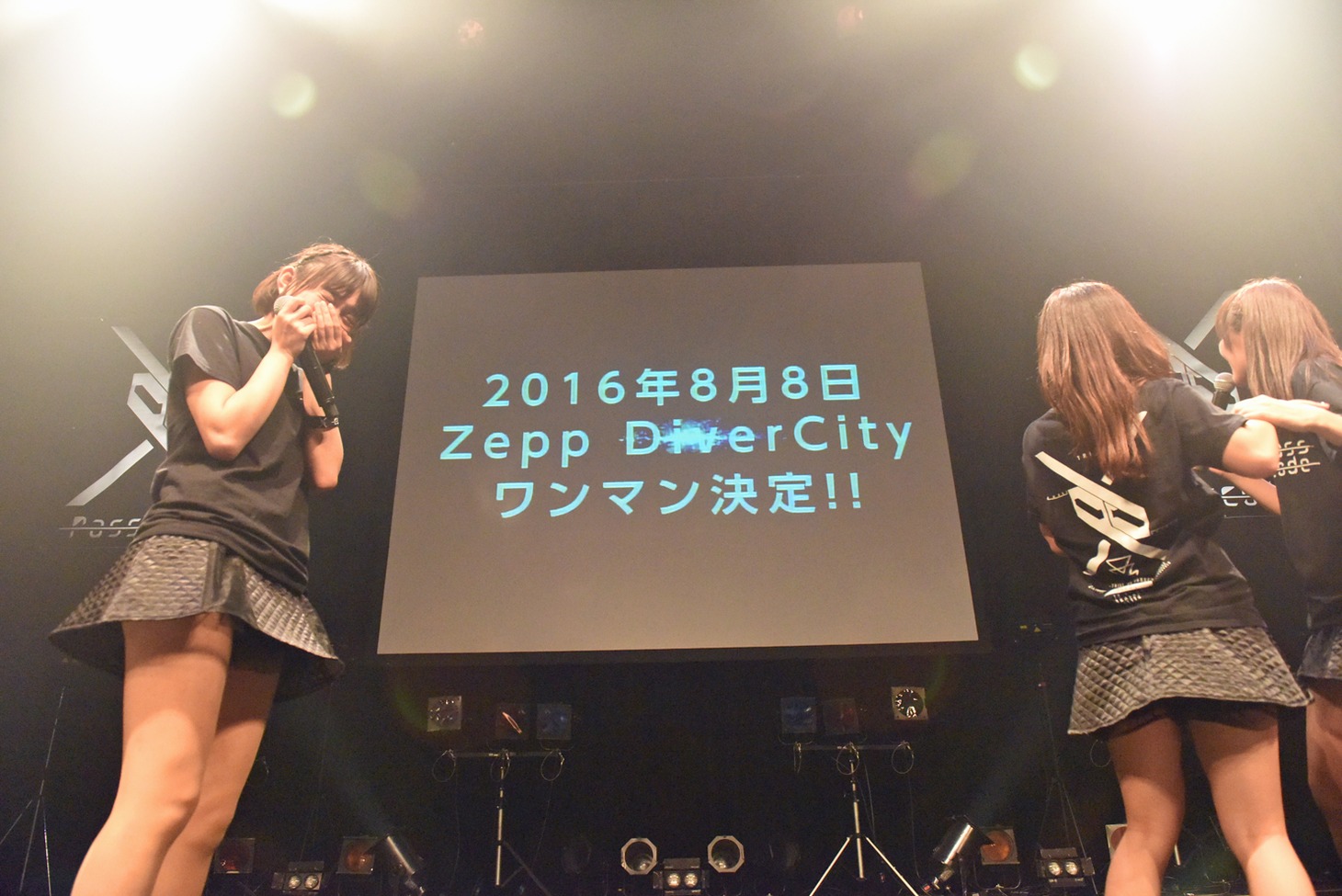 Zepp DiverCity TOKYOでの単独公演がサプライズ発表され涙するPassCode。