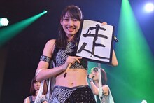 今年の目標を掲げる佐保明梨。