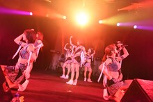 「アップアップガールズ（仮） CD/J 15-16 カウントダウンジャンパー!」の様子。