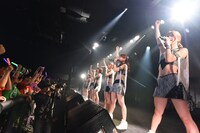 「アップアップガールズ（仮） CD/J 15-16 カウントダウンジャンパー!」の様子。