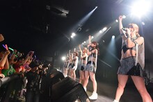 「アップアップガールズ（仮） CD/J 15-16 カウントダウンジャンパー!」の様子。