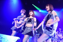 「アップアップガールズ（仮） CD/J 15-16 カウントダウンジャンパー!」の様子。