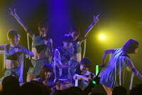 「アップアップガールズ（仮） CD/J 15-16 カウントダウンジャンパー!」の様子。